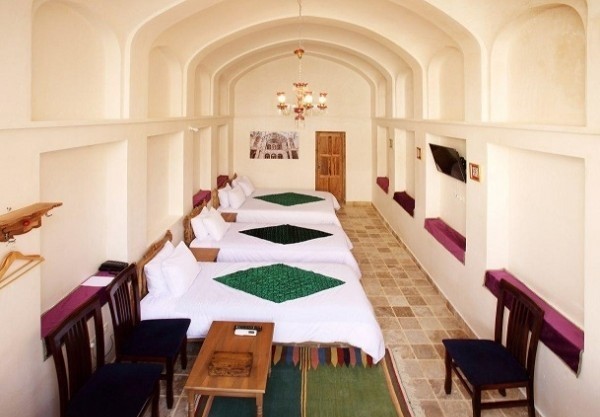 اتاق سه تخته تویین اقامتگاه سنتی خانه ادیب کاشان